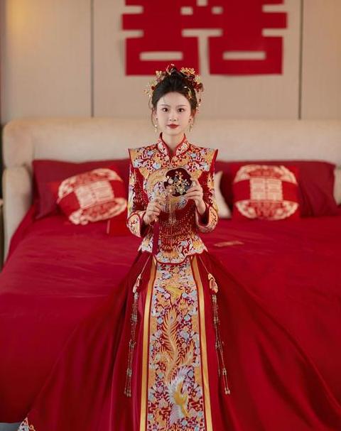 新娘穿秀禾服，手拿何物更添风情？