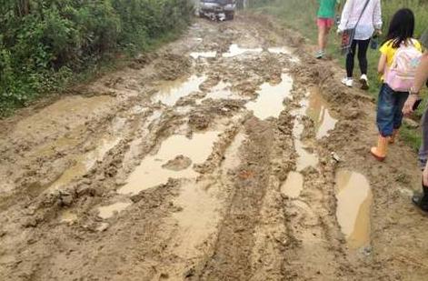 泥泞道路描写：坑洼难行，影响出行